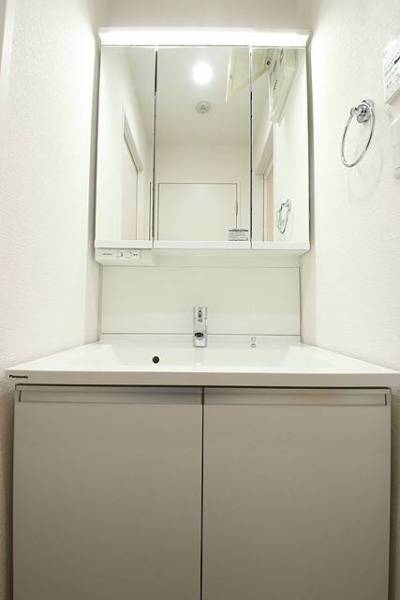 収納力に優れた三面鏡タイプの洗面台を完備。