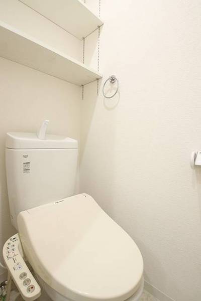 白を基調とした清潔感のある温水洗浄便座付トイレ。