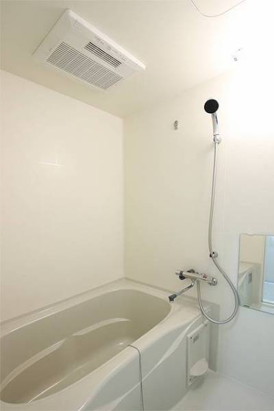 3点セパレートタイプの浴室乾燥機付きバスルーム。