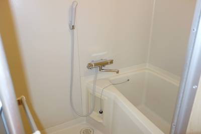 自動温度調節機能付きシャワー完備の浴室