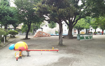 徒歩3分に小さな公園。お散歩にぴったり！