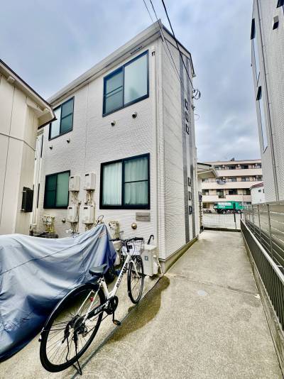 アパートの前に自転車やバイクを止められます
