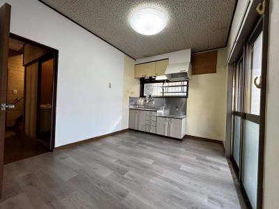 窓付きで明るいキッチン。お料理も楽しくなります♪