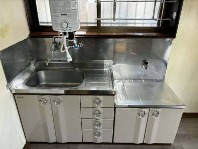 清潔感のあるキッチンスペース。窓付きでにおいもこもりません。