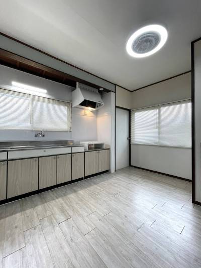 キッチンには勝手口（奥）があり、天井照明はファン付です。