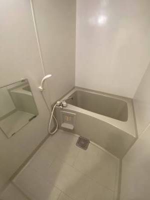 浴室はユニットバスでお手入れ簡単！サーモ水栓新品へ交換予定。