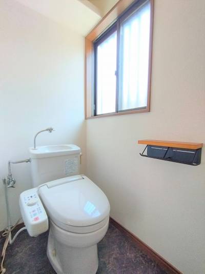 トイレ。天板付きのペーパーホルダーは、スマホや小物が置けます