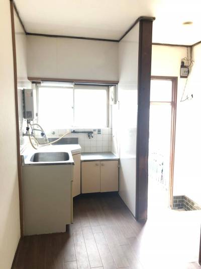 窓に面した明るいキッチンです