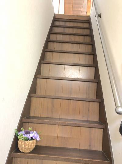 手すり付きの階段です