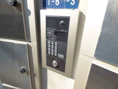 室外のドアホン。オートロックで安全です。