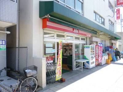 コンビニやスーパーが徒歩圏内にあります。