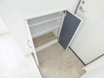 シューズボックス。この部屋は向きが反対になります。