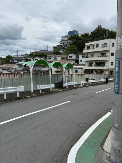 徒歩5分のバス停から新開地・神戸駅行きのバスが運行