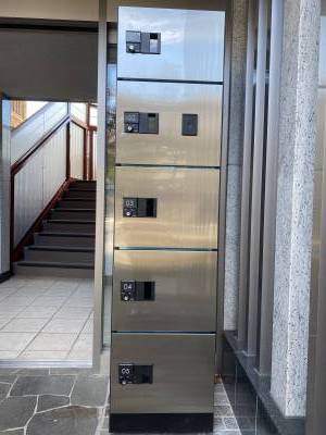 宅配ボックスがあり、不在の際の荷物の受け取りに便利です。