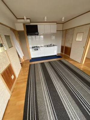 フローリングのLDKです。写真は別部屋の為、間取りは左右反転