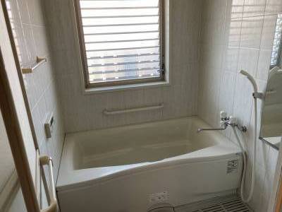 追い炊き機能付浴室です。大きな窓で換気もしっかりできます。