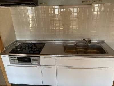 新品のシステムキッチンにリフォームします。写真はイメージ