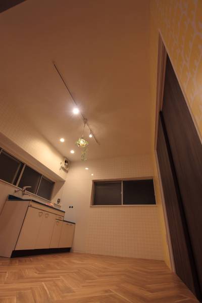 【キッチン】キッチンにダクトレールでお洒落な空間に