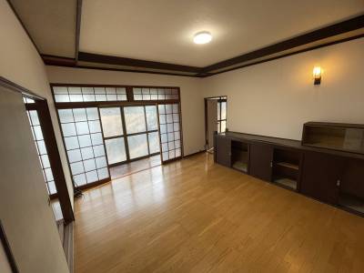 広々リビング。壁のブラケットライトがおしゃれ。