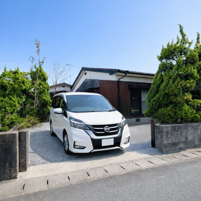 駐車場。普通車２台停められます。敷地内で最大３台可。
