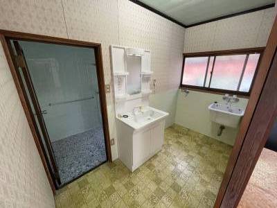 広い洗面脱衣場。別に洗い場があり靴など洗えます。