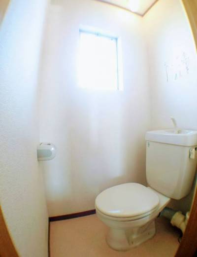 トイレにも窓あり！匂いがこもらず換気もばっちり！