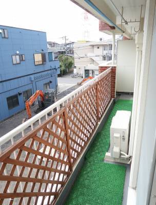 南面の長いベランダには物干しや、プランターも置けますね！