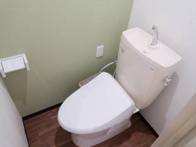 トイレは緑と茶色で落ち着いたイメージ♪温水便座付きで快適！