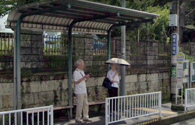 一本松小学校前のバス停そば。桜木町駅、横浜駅まで始発・終点