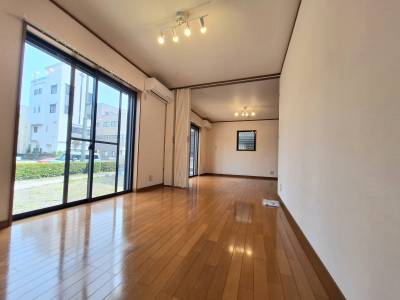 一階の手前の部屋、奥の部屋とは仕切れます。