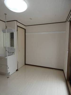 壁にピクチャーレールも完備