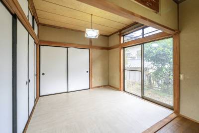 6畳CFの部屋。天井まで窓があるので日がたくさん入ります。