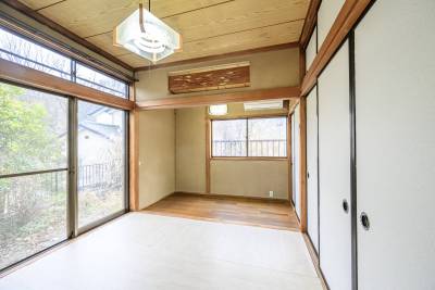 6畳の隣4.5畳と2.5畳。採光良好。収納もたっぷりです。