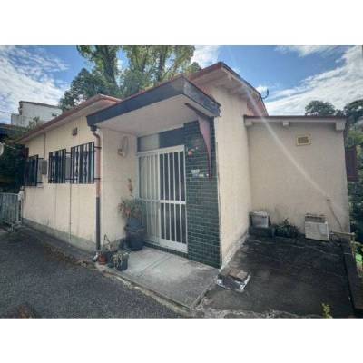 平屋に見えますが、２階建て4DK72.5㎡の広さがあります