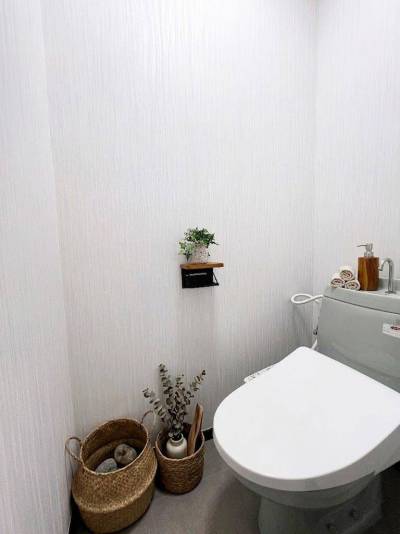 温水便座付きトイレ！携帯が置けるホルダもあります。