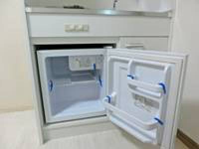 部屋のミニ冷蔵庫は小さいですが、共用台所に大型冷蔵庫あり。