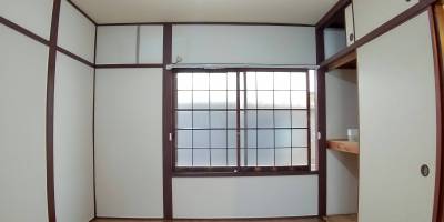 2階南側と収納。こちらも広めで天袋あり。奥行きがかなり広い。