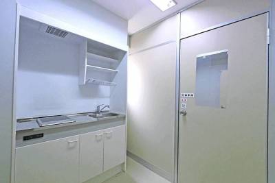 IHキッチンとトイレの入り口です