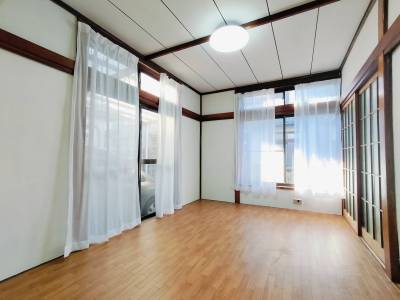 1階は、和室から洋室にリフォームしました！とっても明るい〜。