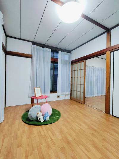 1階洋室からは、引戸でキッチンにアクセス◎。