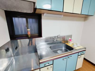 収納スペースが充実。窓からは、静かで優しい風が抜けます。