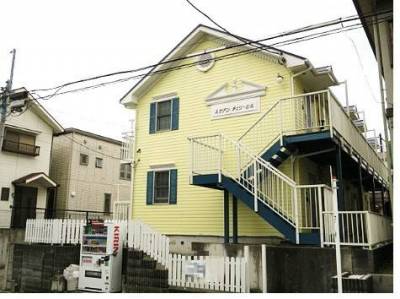 閑静な住宅街の中にあります。高校の正面です。