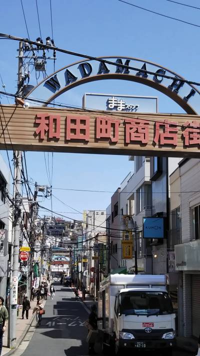 駅を出てすぐの商店街が通り道です