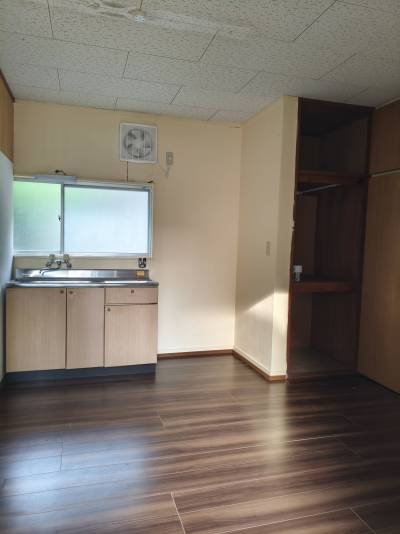 時間により窓から光がさしてきます。明るい間取りです