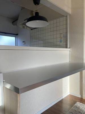 奥行60㎝の対面式カウンターだからダイニングテーブル不要