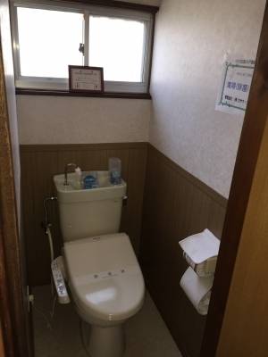 トイレ〜温水洗浄便座付き、上部収納棚〔ペーパー類備え付け〕