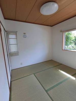 二方向の窓でお部屋が明るいです！小窓はかわいい♪