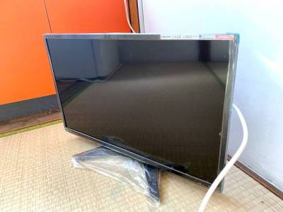 液晶テレビが部屋に付いています。