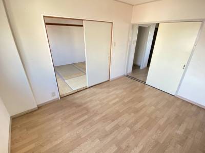 全体として明るい部屋です。