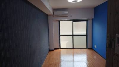 部屋の中には室内物干しが設置されており、洗濯も楽々。